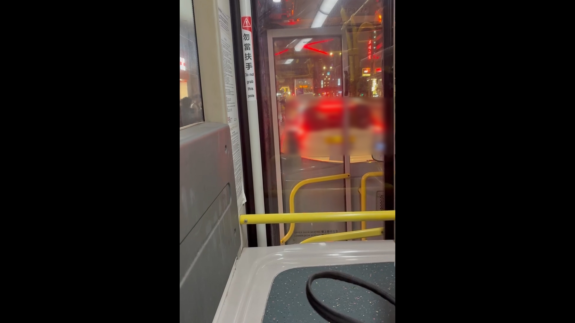 東張西望報料｜中港車旺角阻巴士落客　車長落車報警　觀眾：成條路俾佢玩晒