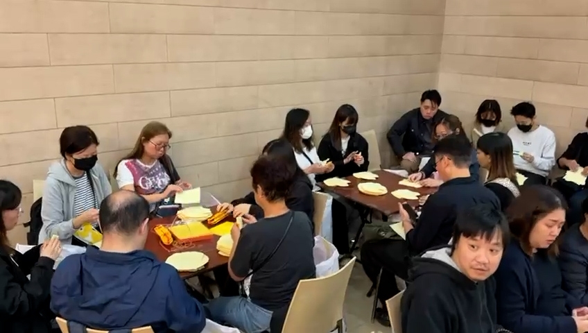 報料觀眾指，下午三時左右開始陸陸續續有市民到九龍殯儀館為死難者摺衣紙，黃昏後越來越多熱心市民到場，盡一番心意鞠躬以及獻花。（報料觀眾提供影片截圖）