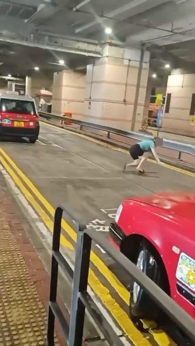 十號風球內地女被暴風吹跌　插水「臉朝下」飛撞結局勁慘　影片瘋傳