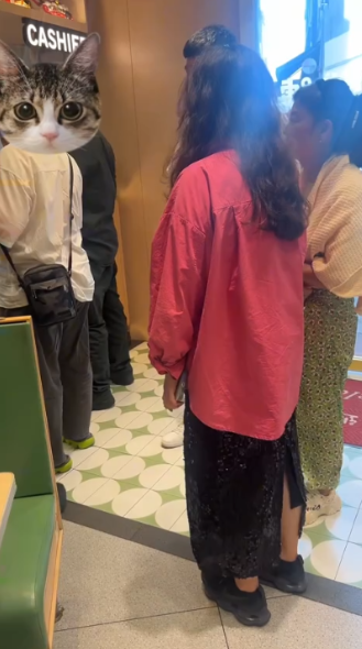 上環茶餐廳侍應誤倒瀉飲品　弄污食客衫鞋疑被逼私賠惹熱議