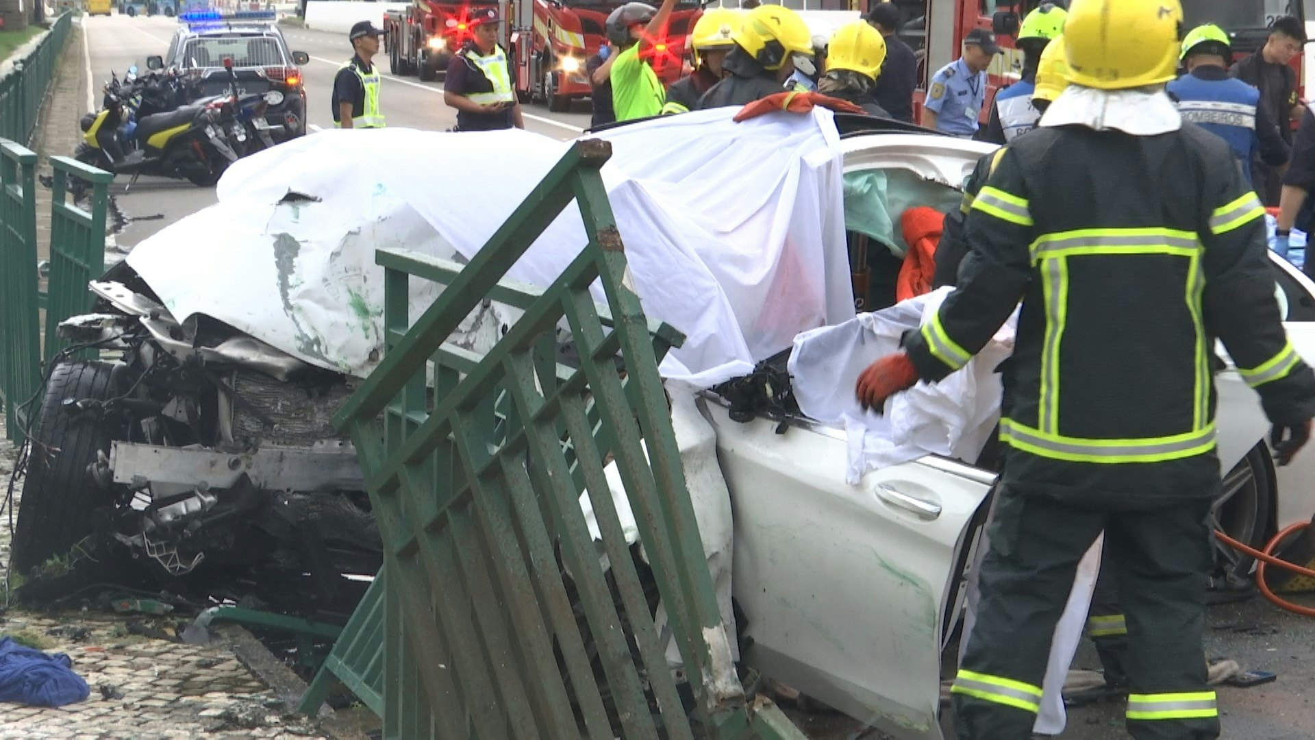 大批消防人員到場救援。（澳廣視影片截圖）