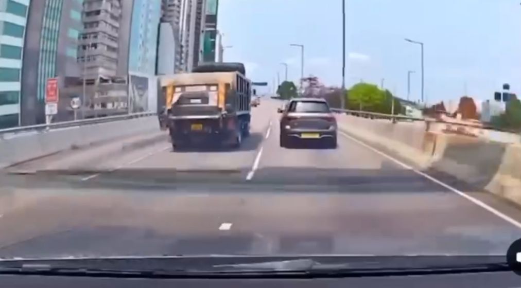 西環天橋勾斗車誤跌梳化落地後車險中