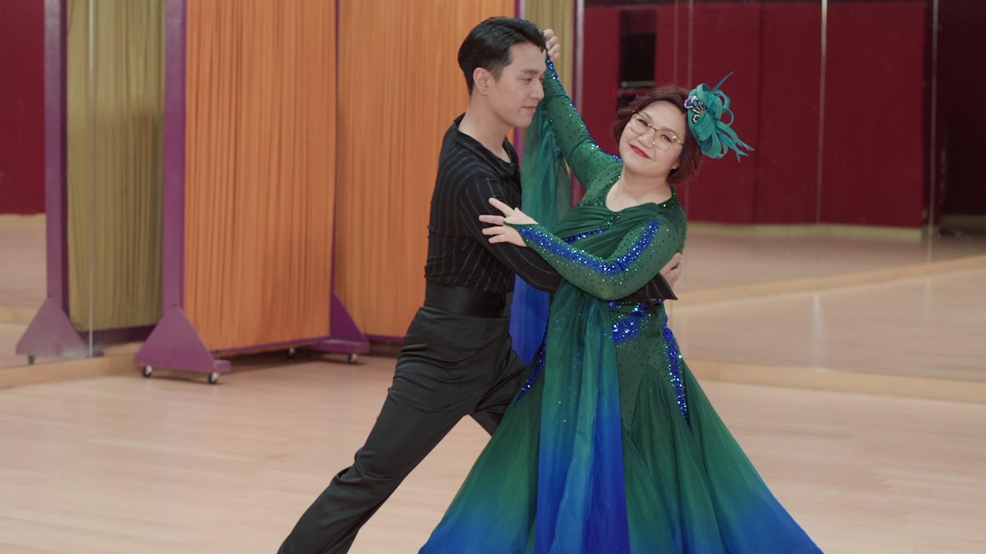 玲玲師傅就每次出場都花板招展，扮演一位貴婦