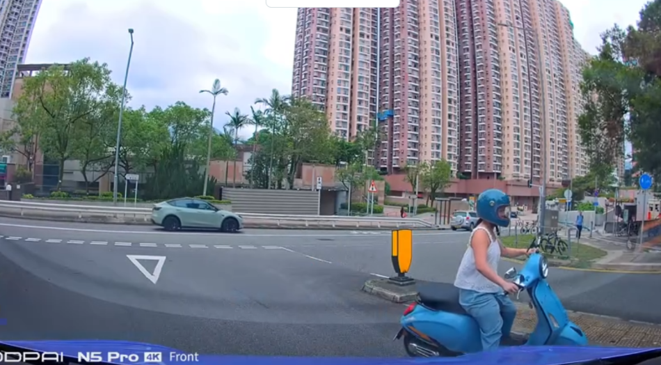 女鐵騎士「盲中中」逆線行險撞車