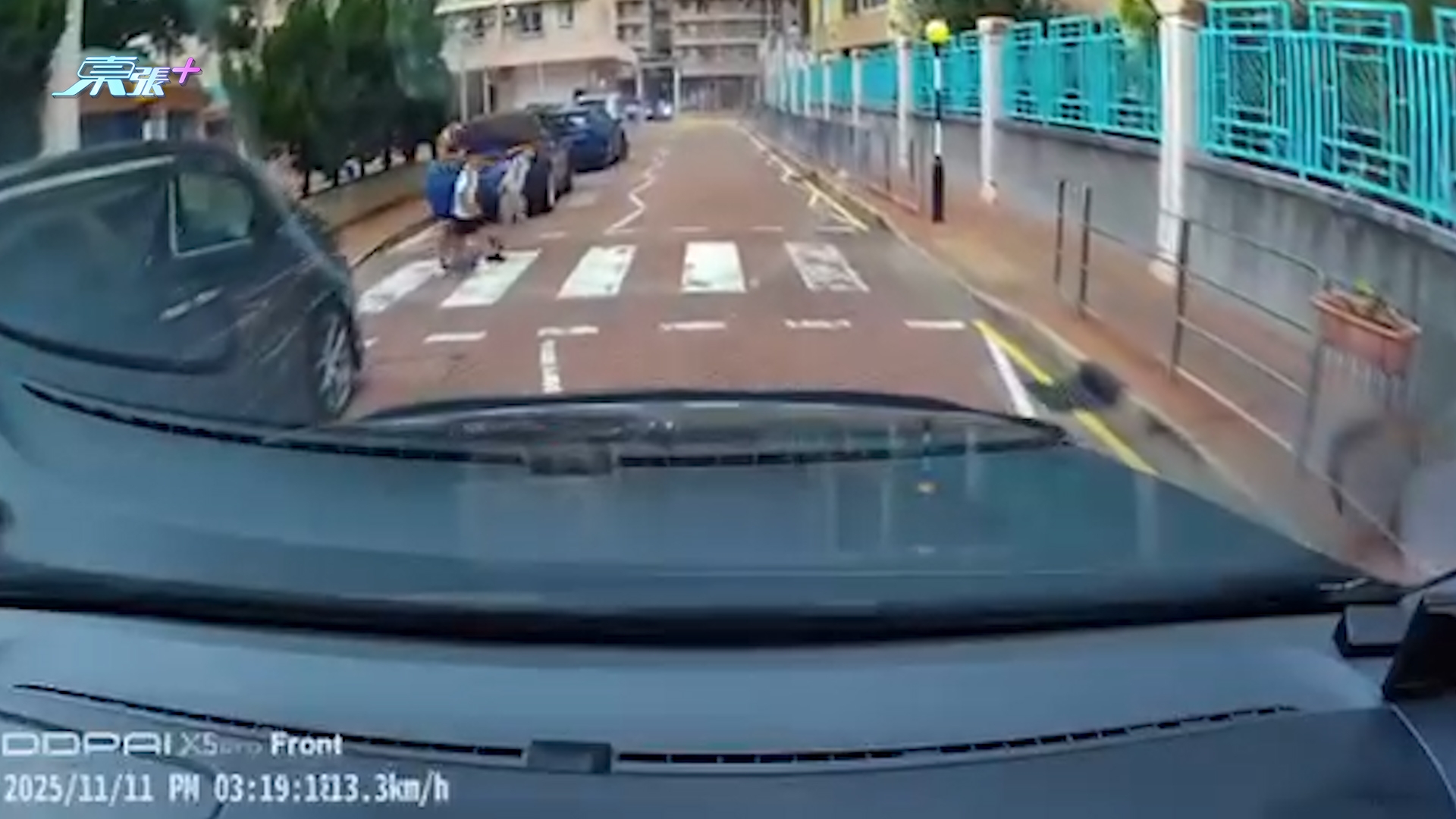 車Cam直擊｜小學生過斑馬線後「鞠躬多謝」　司機大讚：值得表揚