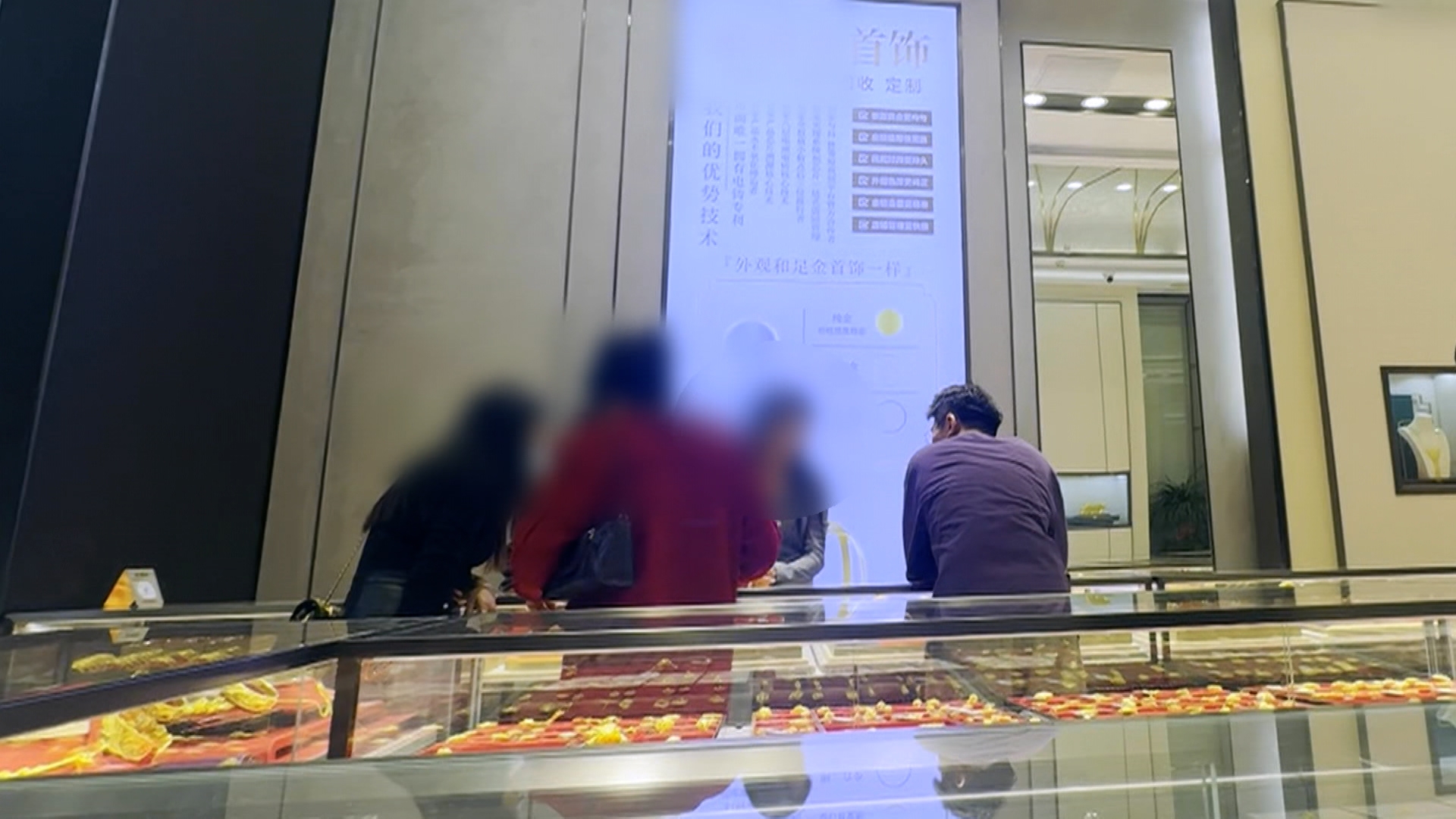 整個水貝賣「金包銀」的店開到周圍都是，街上可見剛開張的店家，相當有規模，還有不少人光顧。