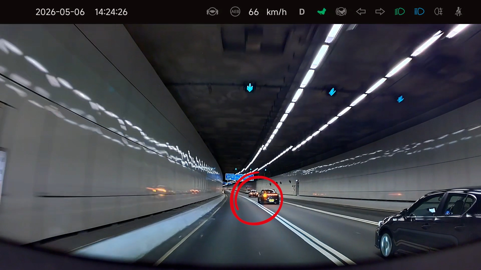 東張西望報料｜Tesla中港車隧道硬Cut雙白線　車Cam影曬　觀眾報料稱「必須嚴懲」（觀眾廖先生向《東張+》提供）