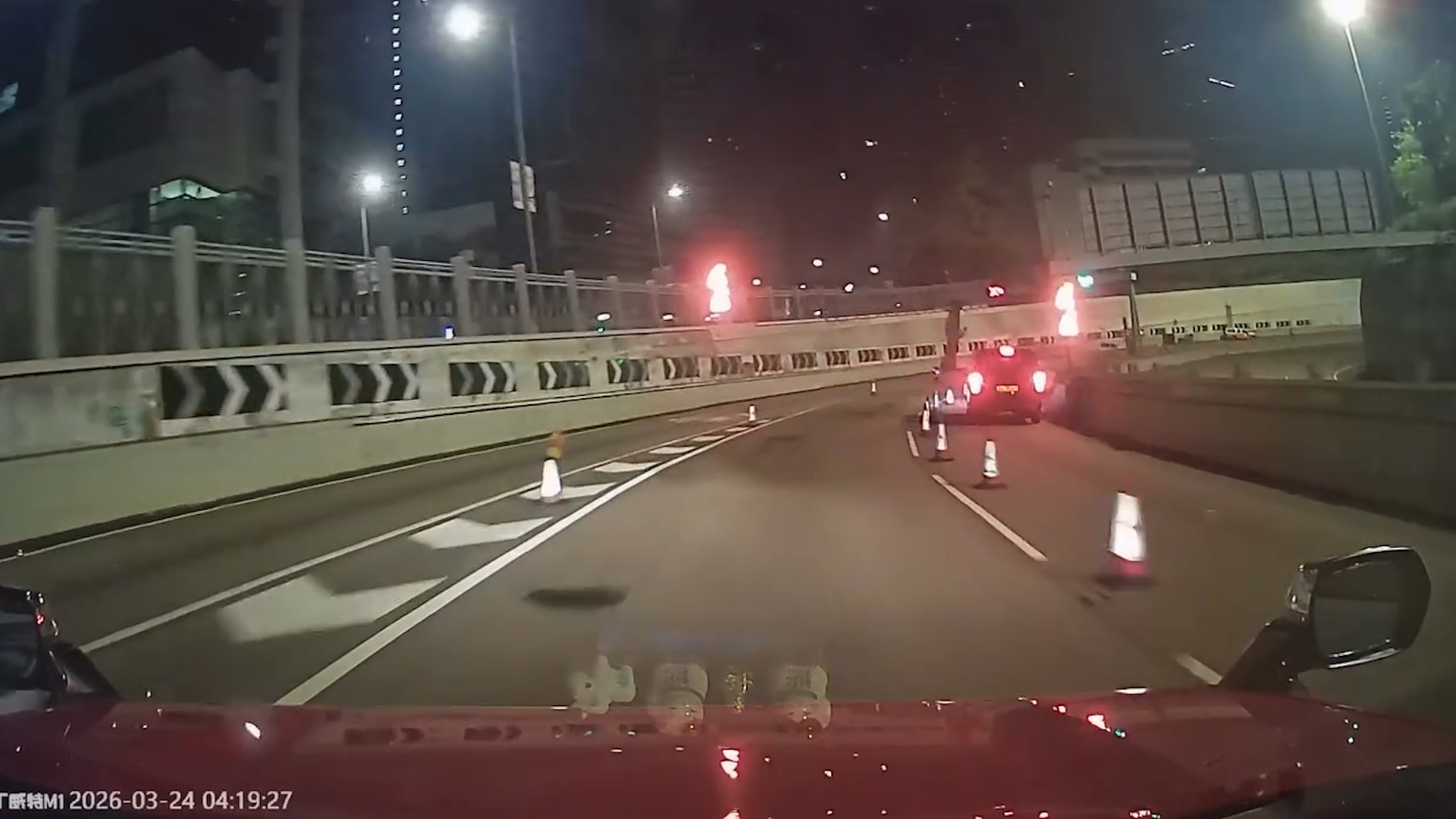 車Cam直擊｜私家車深夜東隧玩「瑪利歐賽車」　入錯線撞冧雪糕筒：車牌淘落嚟？
