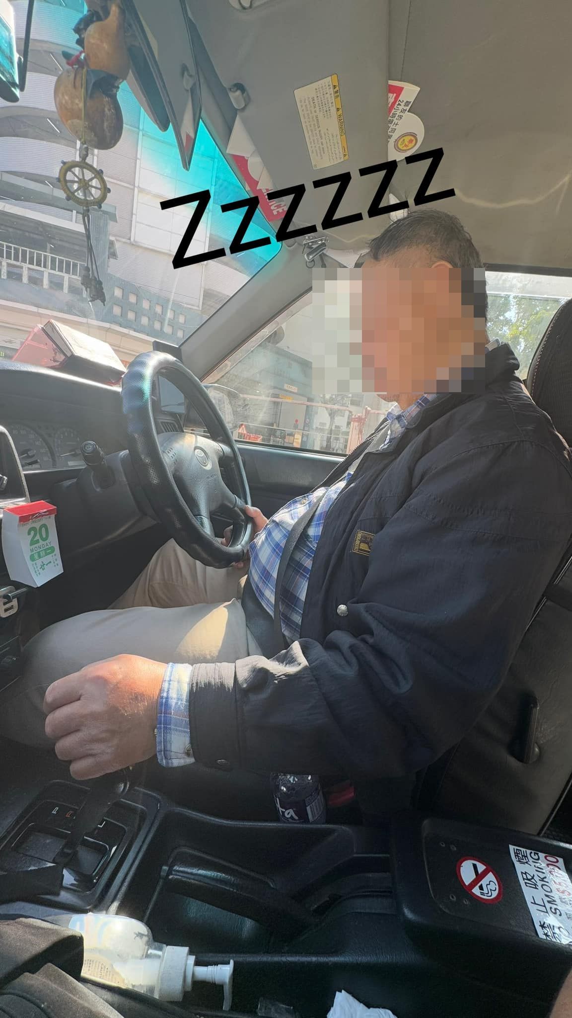 的士司機揸車載客公然「瞓着覺」仲行錯路。(FB@Roni Wong)