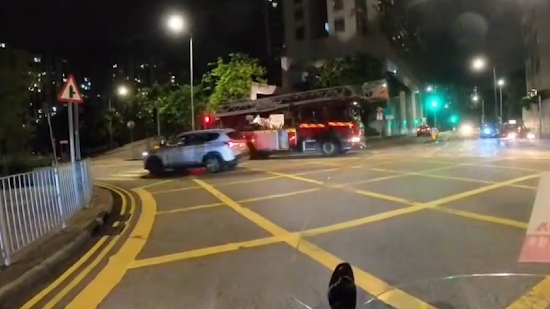 車Cam直擊｜私家車馬路擋響警號消防車前進　片主怒斥：行啦阻X住曬