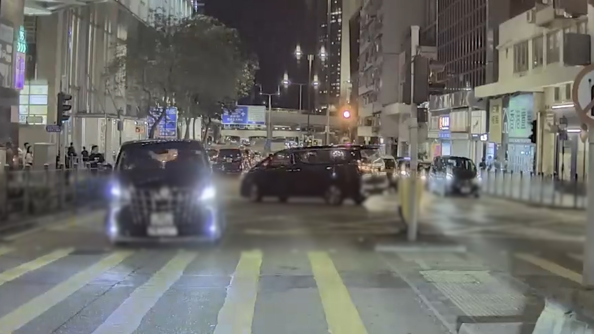 車Cam直擊｜尖沙咀七人車入錯線後逆線　膽大包天越安全島離開