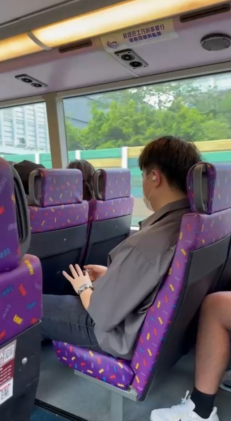 近日有觀眾報料指，一名男子在行駛中的巴士上公然剪指甲，碎屑四散，令同車乘客感到不適。事件引起網民熱議，不少人批評行為不雅，質疑其衛生意識欠奉。