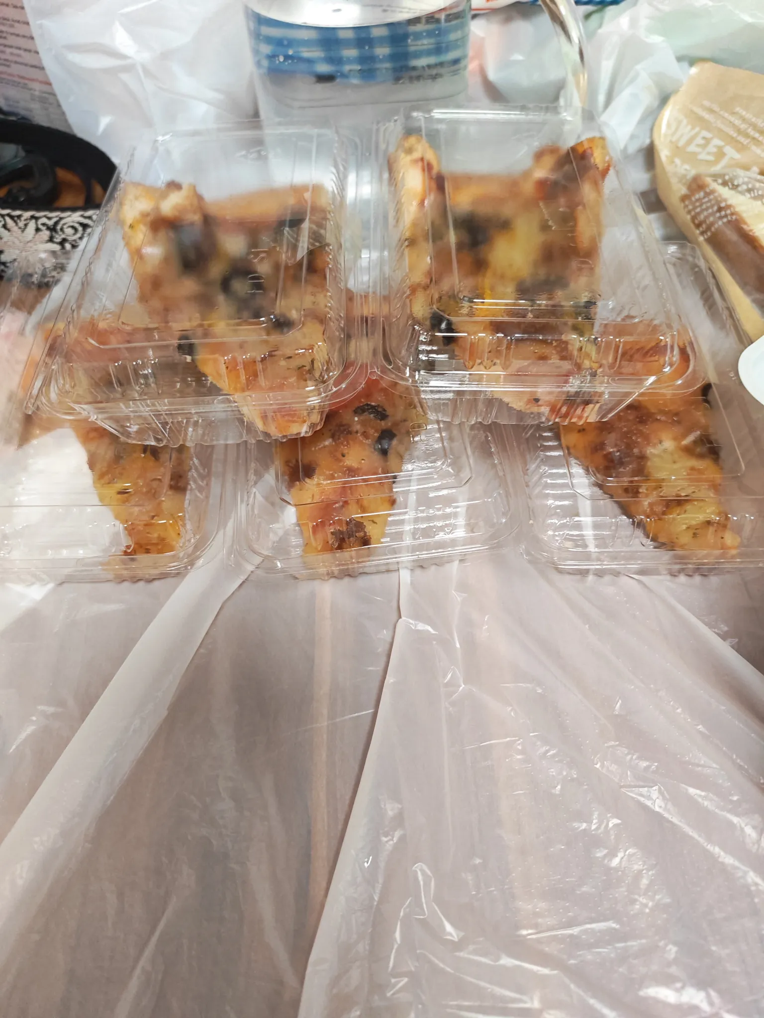 近日有市民指自己透過外賣平台訂購Pizza時，見到餐廳名稱為「買一送一」，誤以為訂購的餐品附有促銷優惠。結果送餐時卻只收到五片Pizza