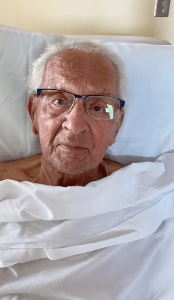 戴眼鏡的男人躺在醫院的病床上。