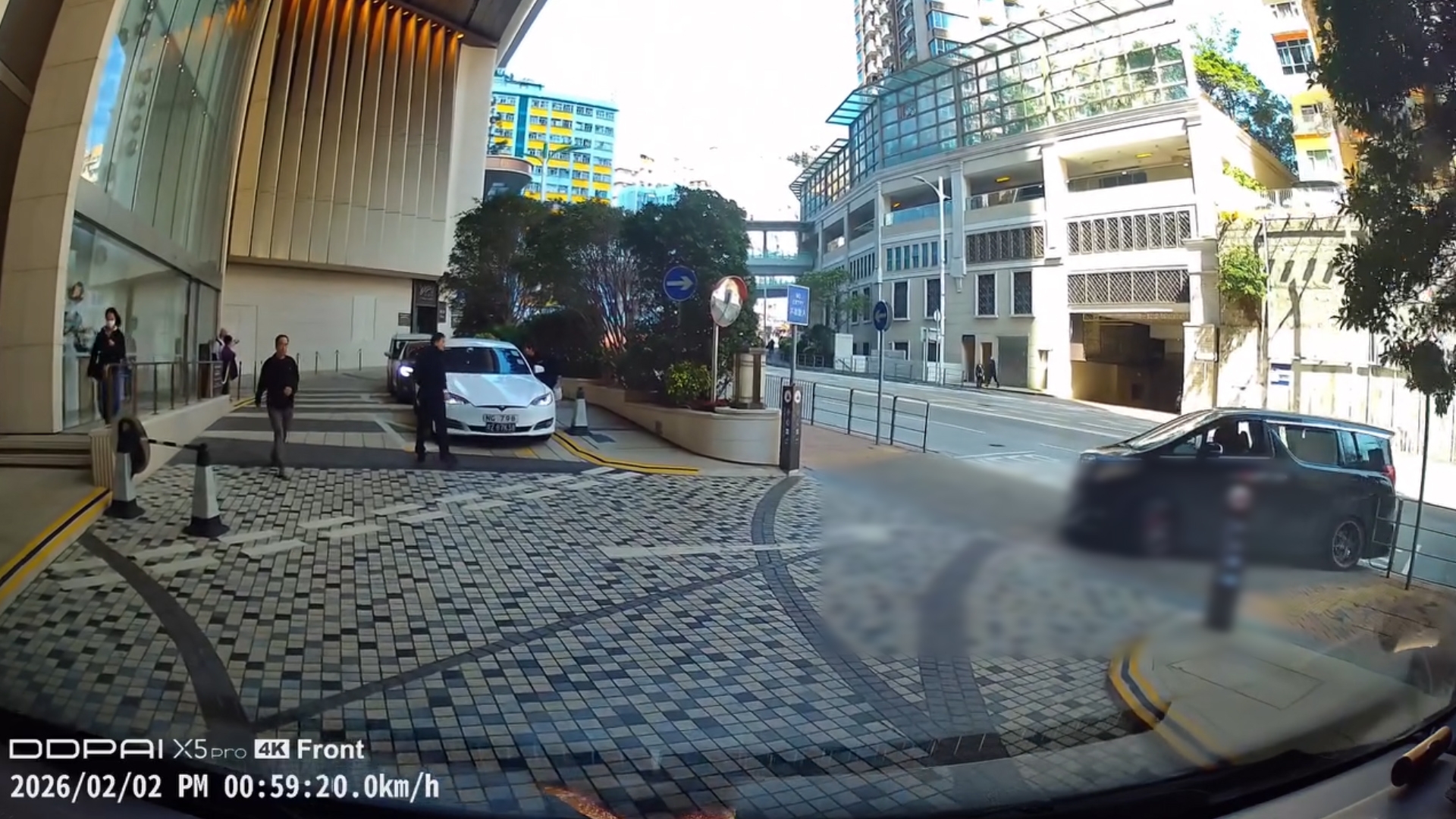 車Cam直擊｜中港牌七人車逆線駛停車場　倒後仲要撞欄杆　片主：日日都有￼笑料