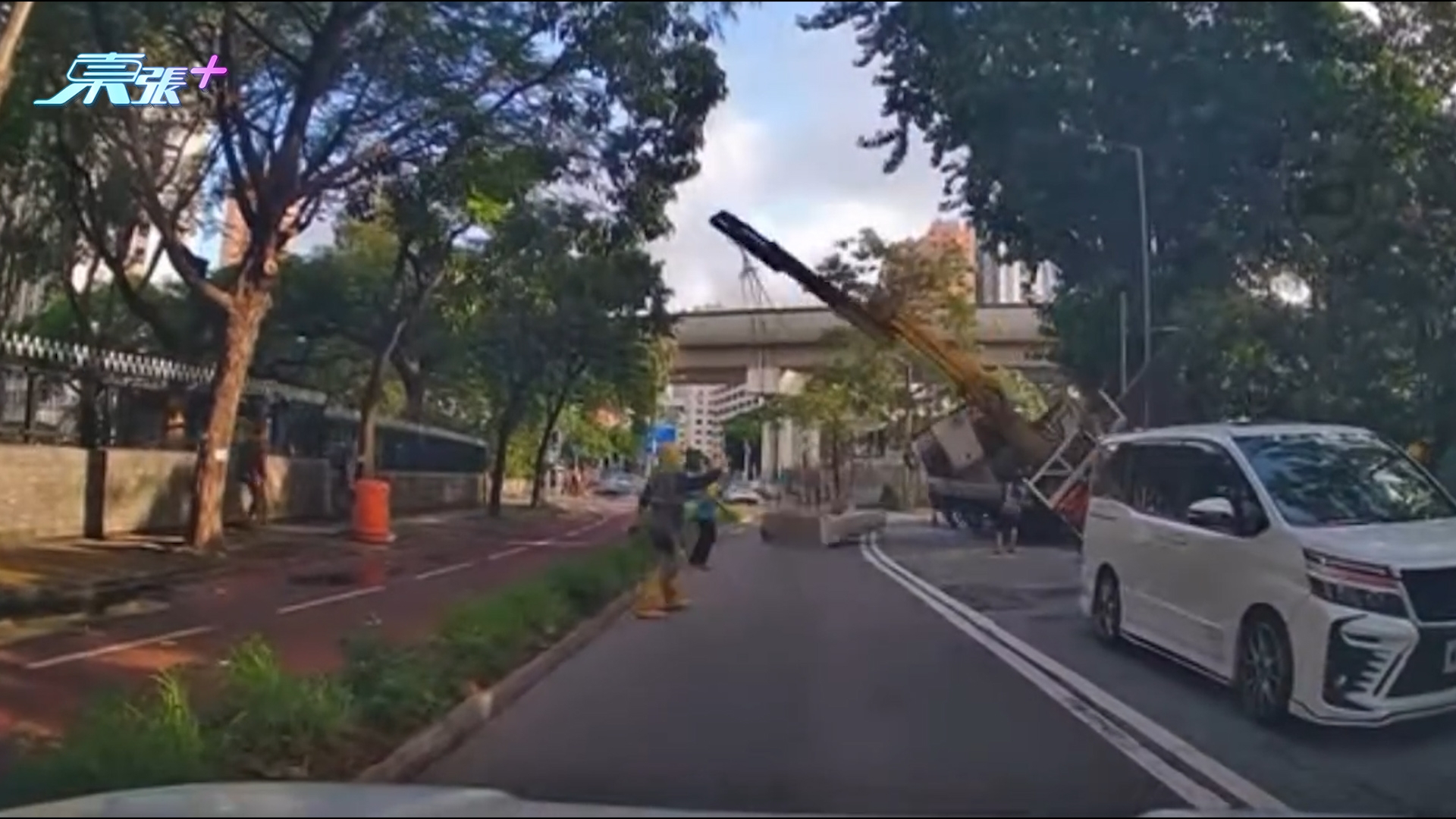 車Cam直擊｜元朗吊雞車路上吊物突反車翻側　險撞工人惹熱議