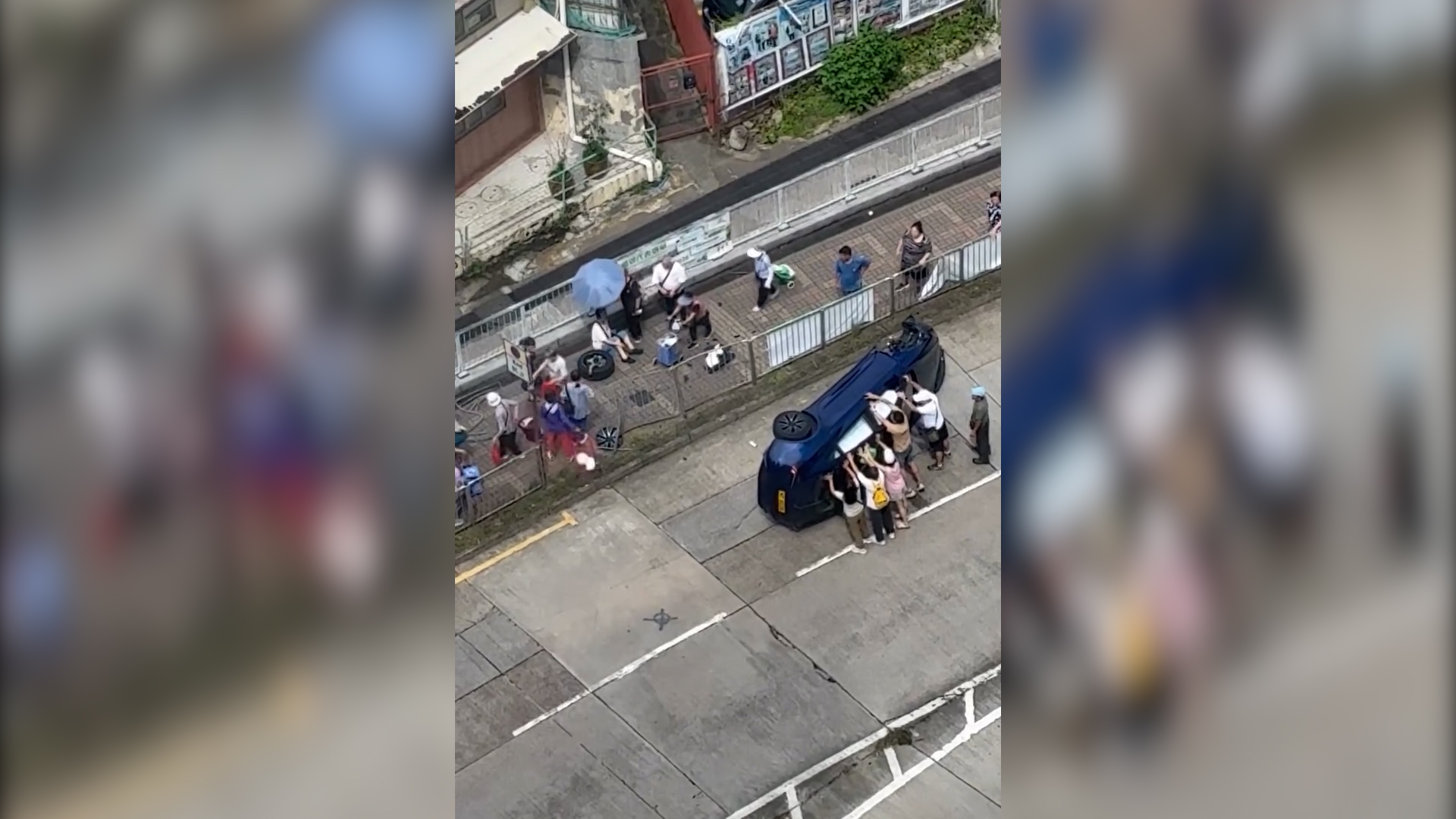 有片｜大埔南運路Tesla撞欄翻側　車轆飛脫碎片濺傷女子受傷　司機一度被被困 （threads＠enderchestery）