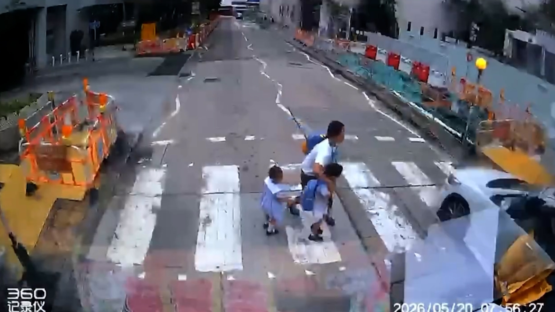 車Cam直擊｜逆線私家車「衝斑馬線」險撞過路學童　姐姐反應快救命　網民怒轟要舉報