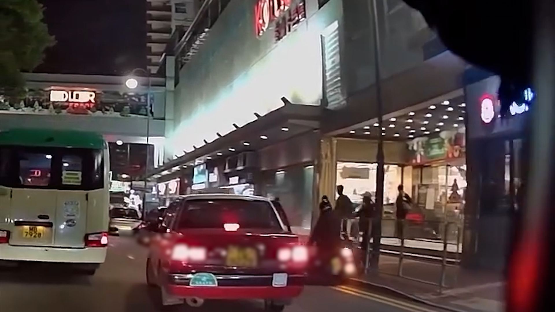 車Cam直擊｜荃灣的士乘客落車開門撞電單車　網民：三方都有責任