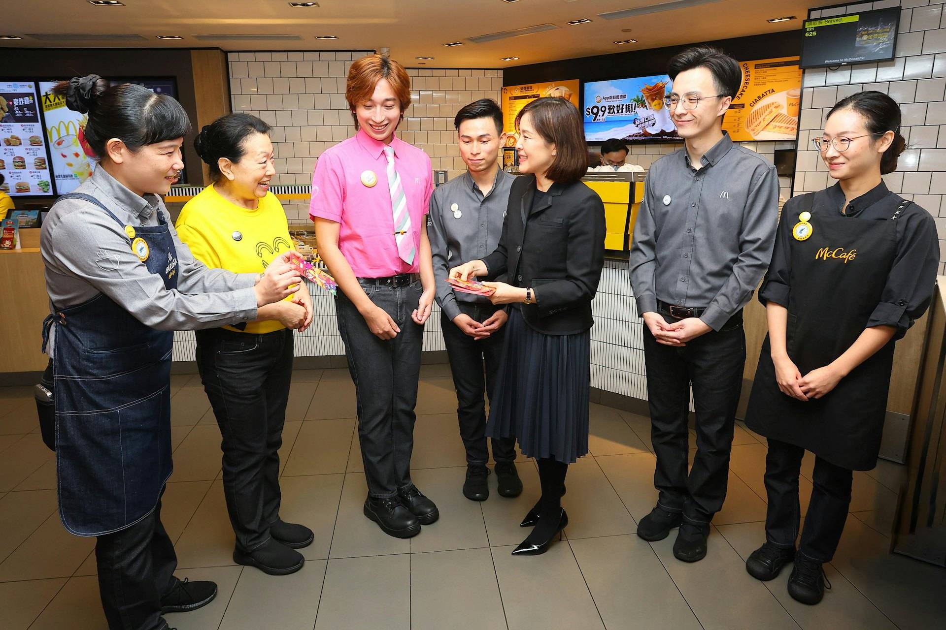 麥當勞向員工每人派「大利是」