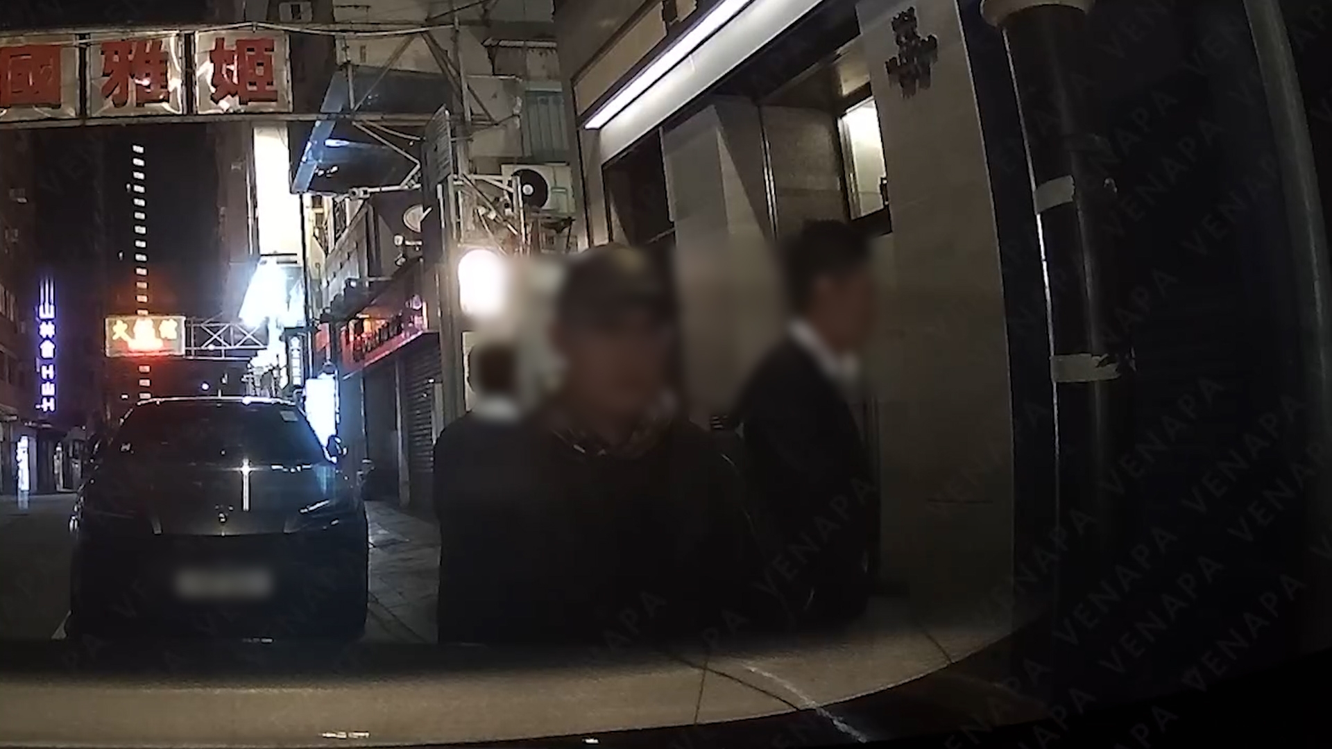 於1月6日凌晨約1時，三名男子在停泊於街道的一輛Tesla私家車旁小便，其後施施然登上停泊在附近的林寶堅尼離開。（Facebook影片截圖／車cam L（香港群組）／Vena Pa）