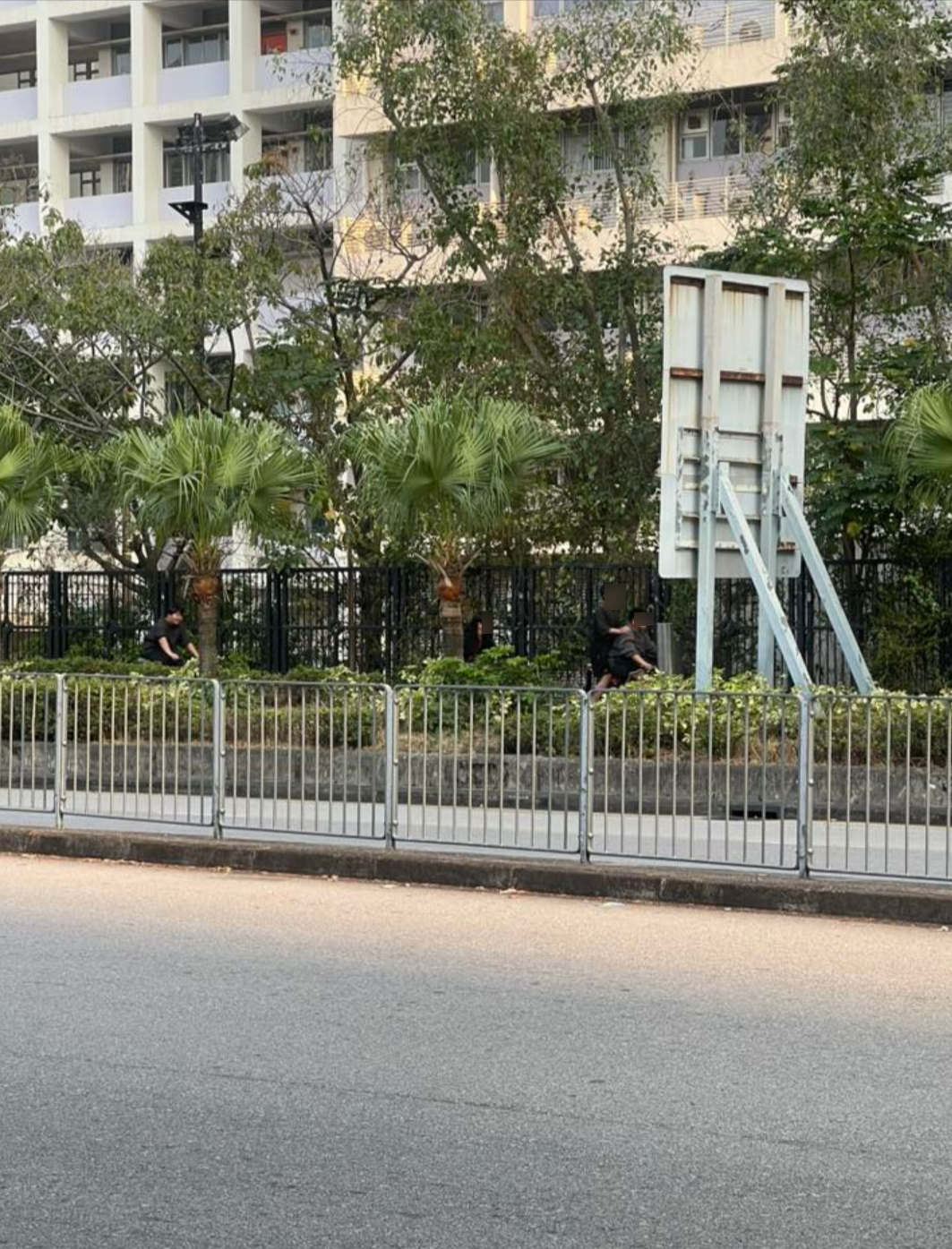 天水圍青少年公然馬路踩「電動單車」　街坊呻好危險：無人捉嘅點解？ （FB群組@天水圍…………日與夜）