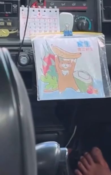 港的士司機「赤腳」上身揸車