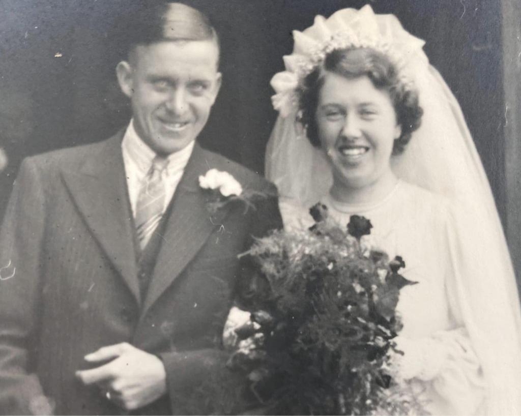 新娘和新郎結婚當天的黑白照片。