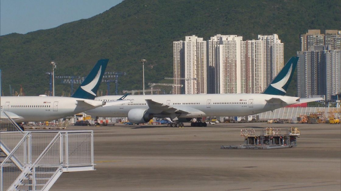 國泰波士頓抵港航班內地乘客圖開艙門　機組人員及時制止　警登機拉人