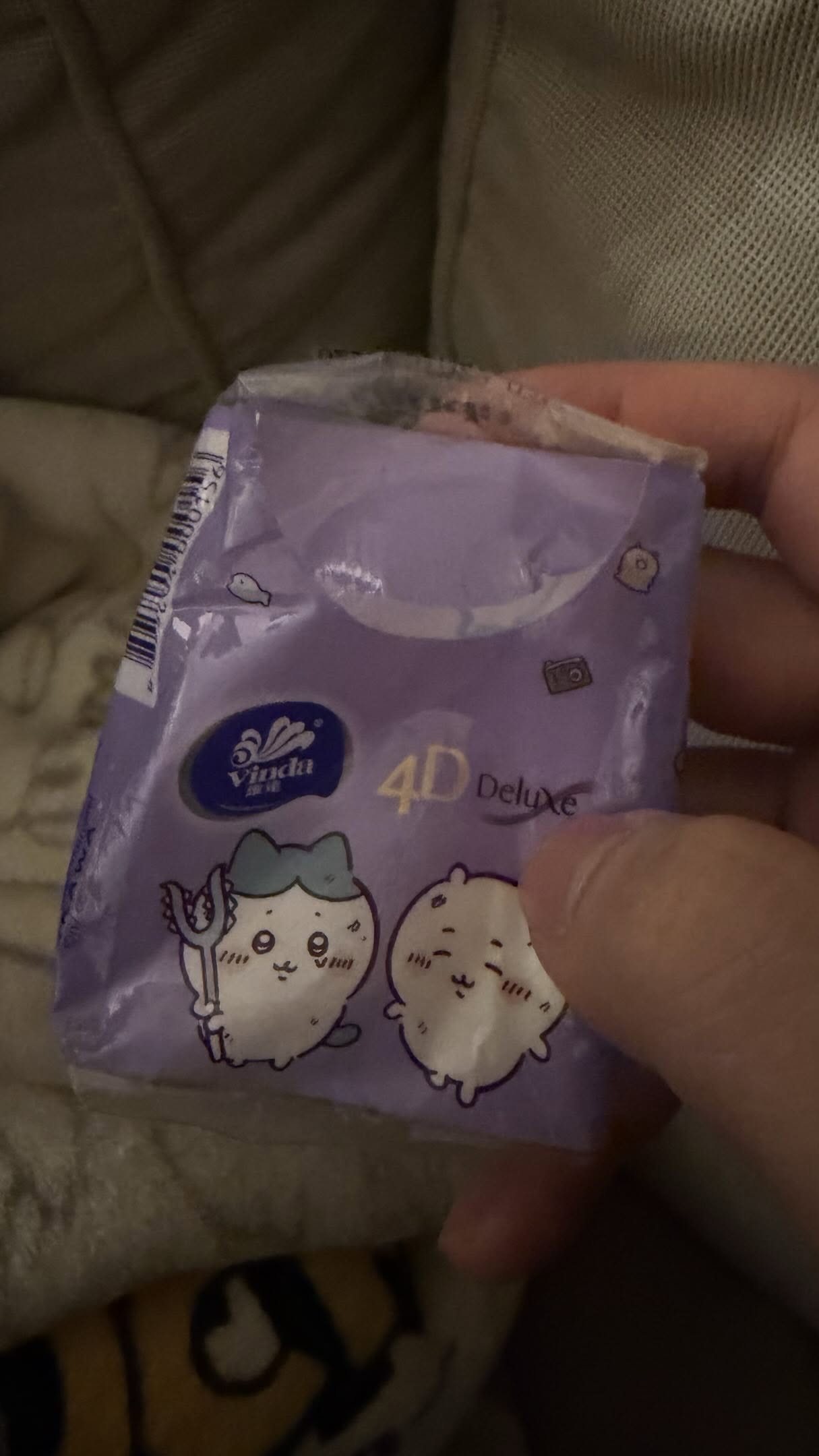 事主竟急中生智，利用隨身攜帶的 Chiikawa（吉伊卡哇）紙巾封口貼紙 作為臨時救命符，成功將泵把固定並捱過公路路段。