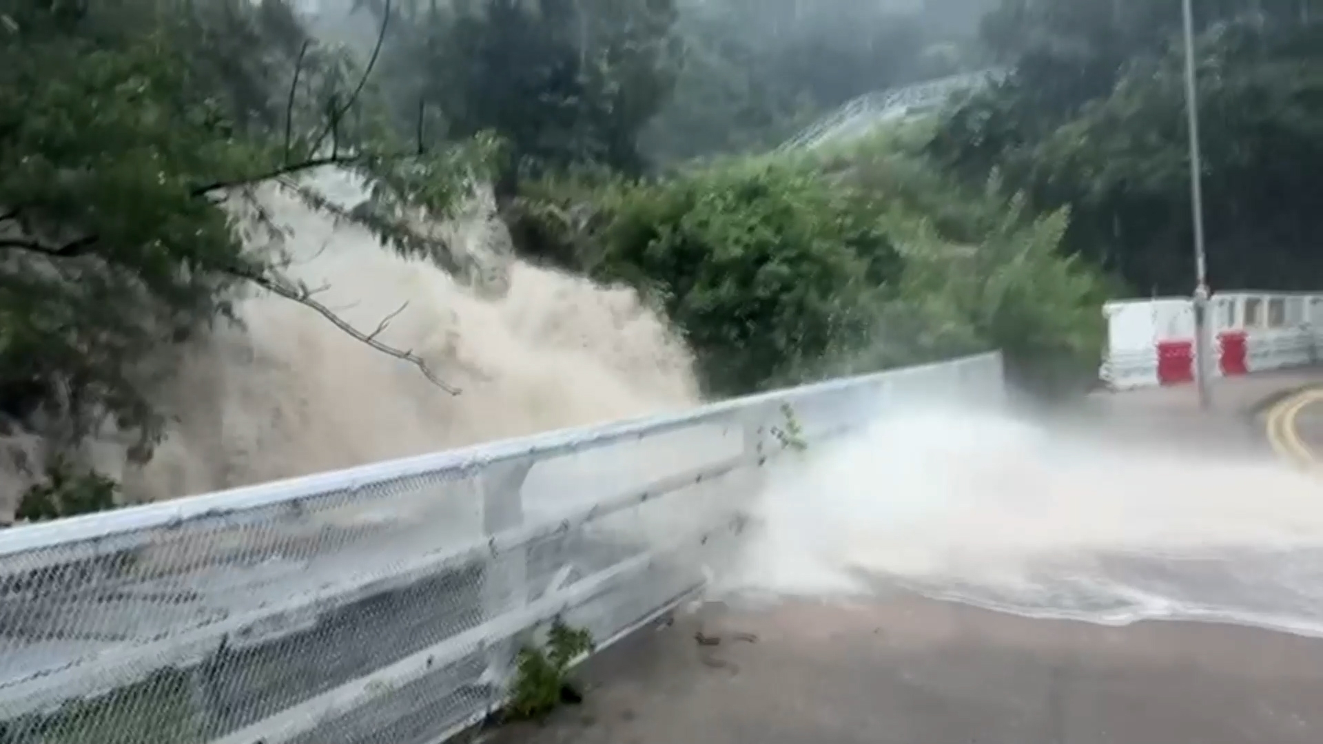 全港多區出現水浸、瀑布、壞車等奇景。