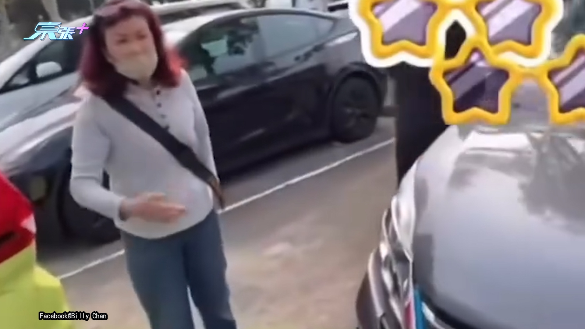 車Cam直擊｜疑爭泊位不果　男子怒罵私家車主仲扮碰瓷：演技滿分 (Facebook@Billy Chan)