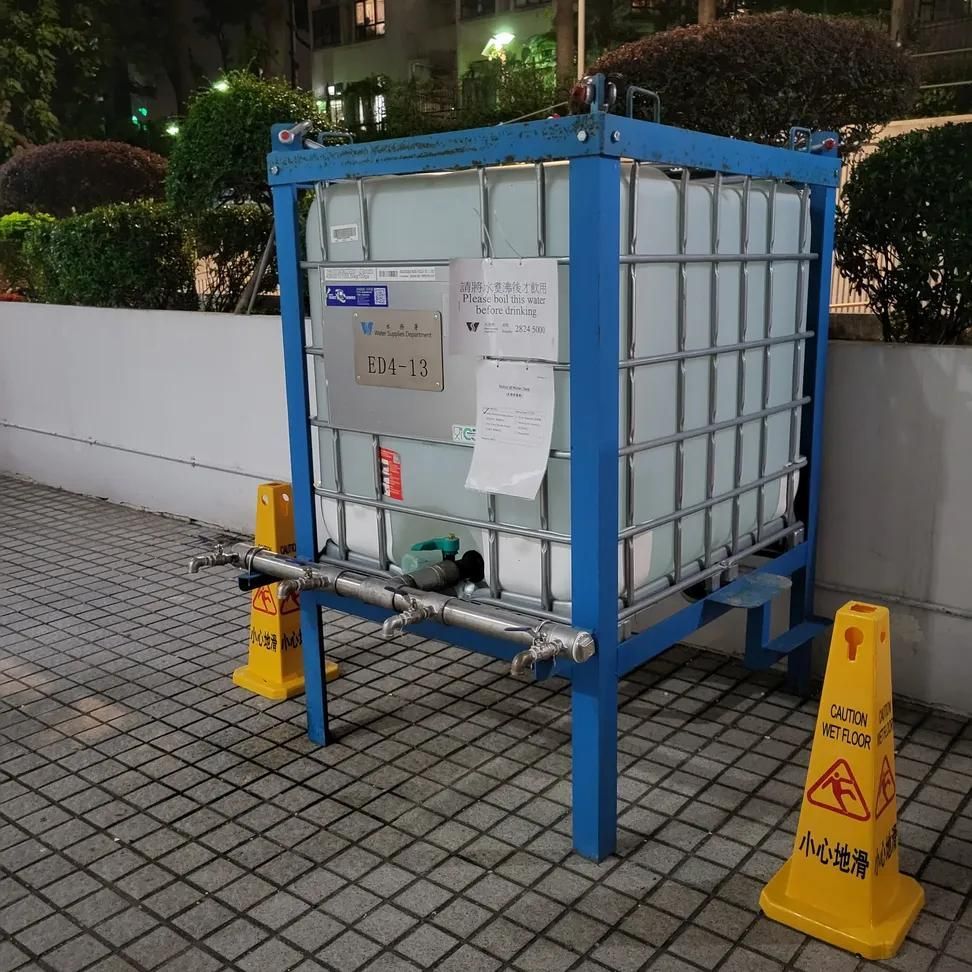 屯門公路爆水管｜多區居民昨夜落樓取水使用