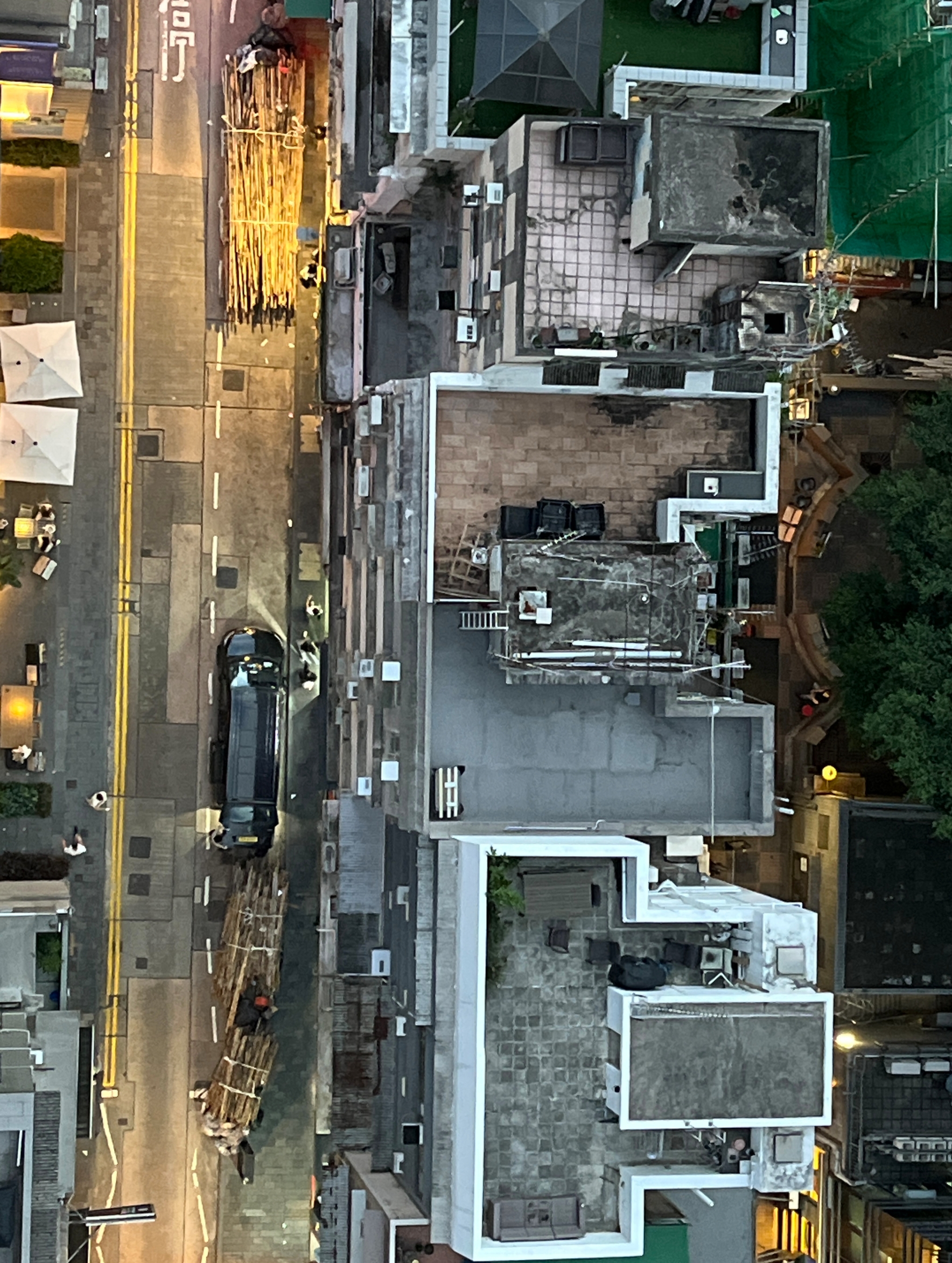 東張西望跟進｜東張做到嘢！士丹頓街兩年棚架終拆走　竹棚竟棄街頭近兩周　街坊怒斥：拆完仲阻街 （觀眾汪先生提供）