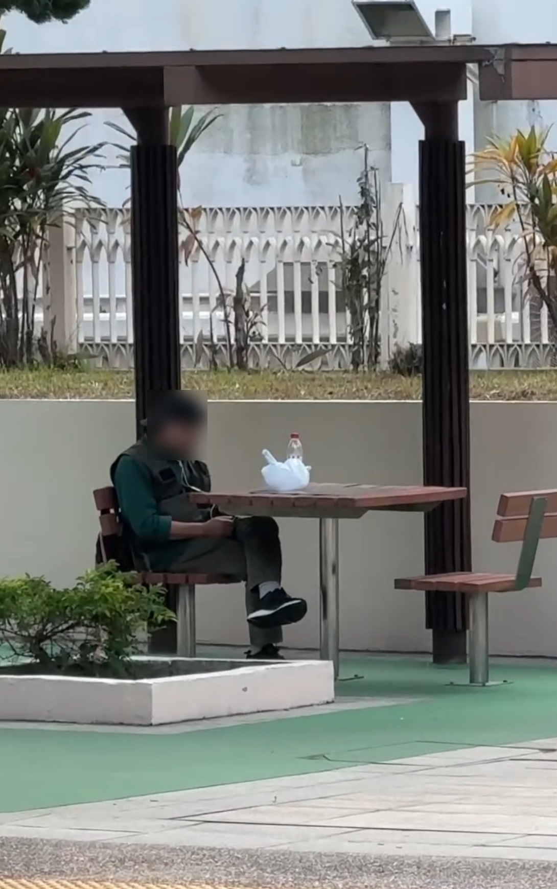 近日社交平台瘋傳一段短片，一名男子在公園長椅旁靜坐，桌上擺放一個白色物體，遠看酷似一隻雞，甚至有「雞冠」。