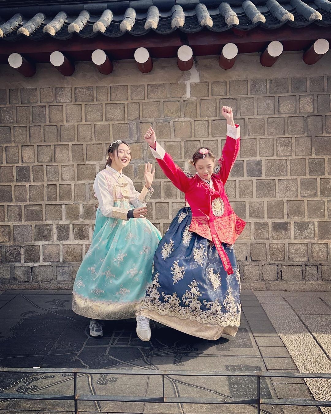 兩位是非精孖住着韓服，咁可愛得唔得㗎？