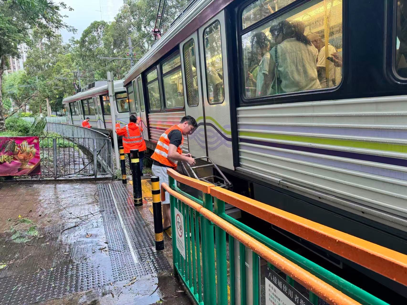 更令乘客不滿的是，車廂內完全冇任何廣播通知，乘客完全不知發生什麼事，只見到車外有人在鋸樹處理塌樹。