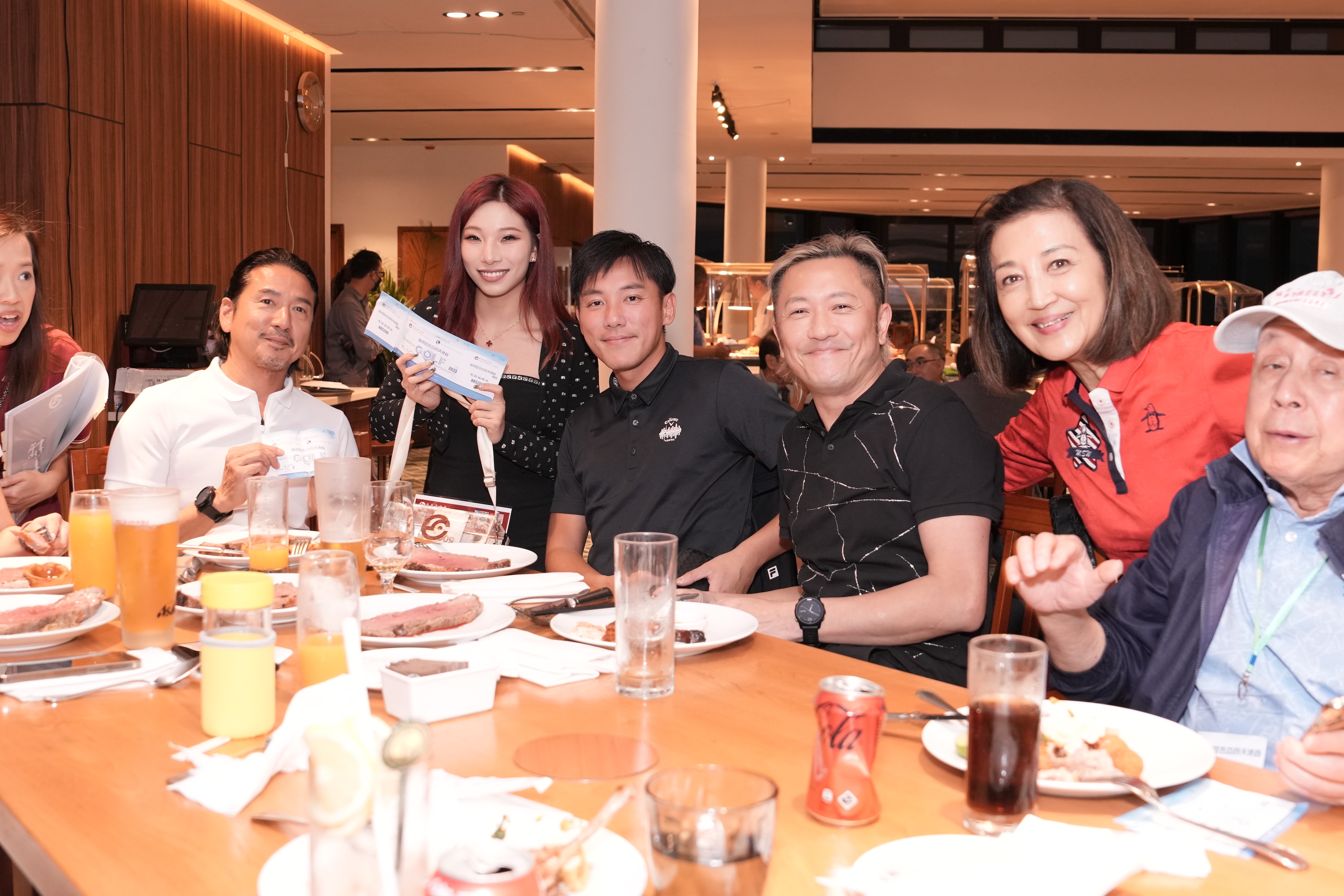 因為家族贊助慈善晚妻，家琪亦現身落力向賓客推銷慈善獎劵