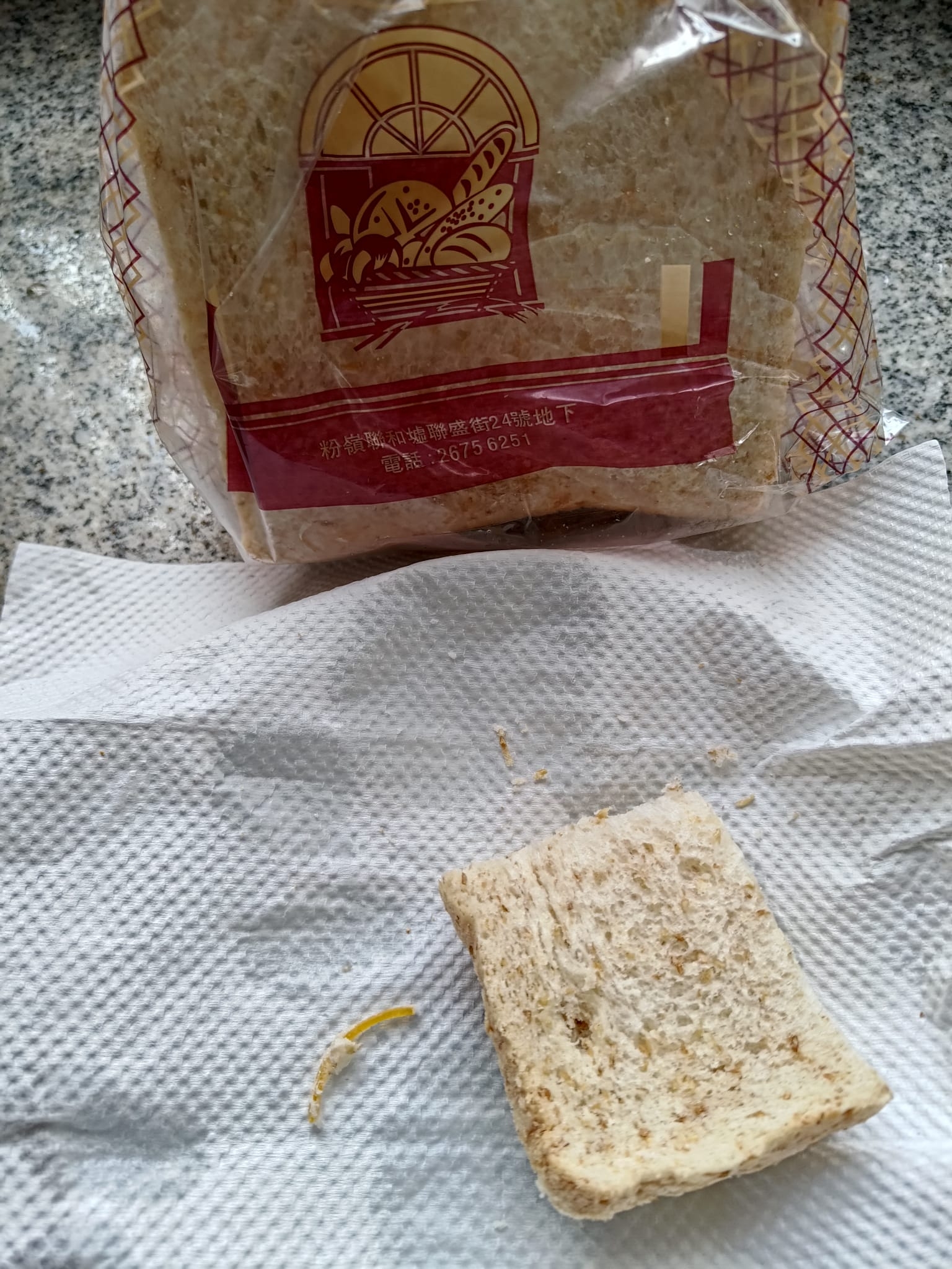 有觀眾向《東張+》報料，表示自己從粉嶺聯和墟的「協香麵包西餅店」購買了麥方包後，在進食麵包時發現麥方包內有橡筋。（報料觀眾提供圖片）