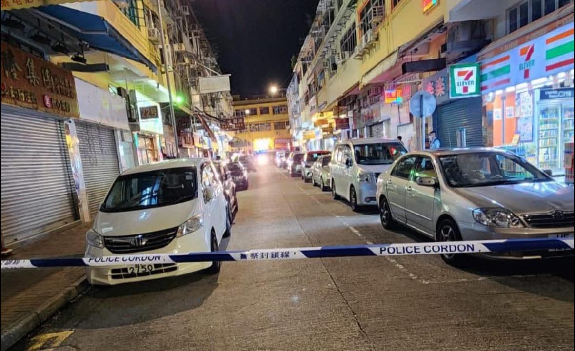 上水遊戲機中心外男子持刀亂揮舞　警員擎槍制服持刀男