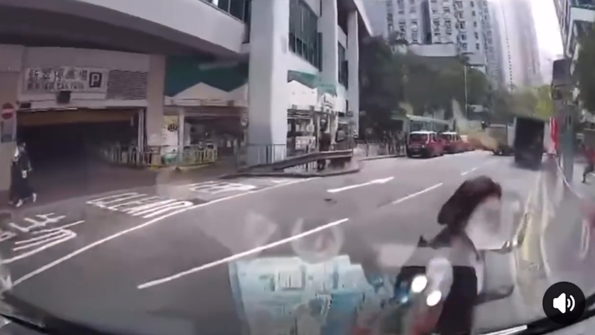 車Cam直擊｜柴灣女子亂過馬路「被車撞」　車輛慢駛片段網絡瘋傳惹議