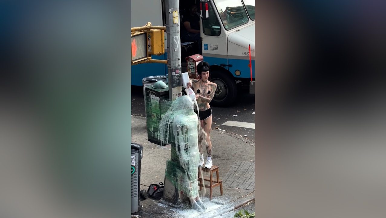塔圖站在板凳上，將整整一桶約7.57公升的鮮奶從男子頭頂淋下，整個過程持續約15分鐘。