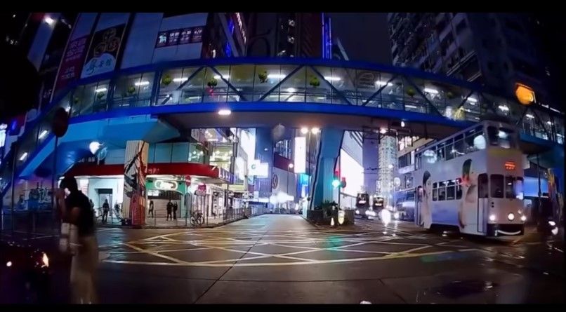 銅鑼灣內地女冒雨急步「衝紅燈」，插水跣入的士底險遭輾過。