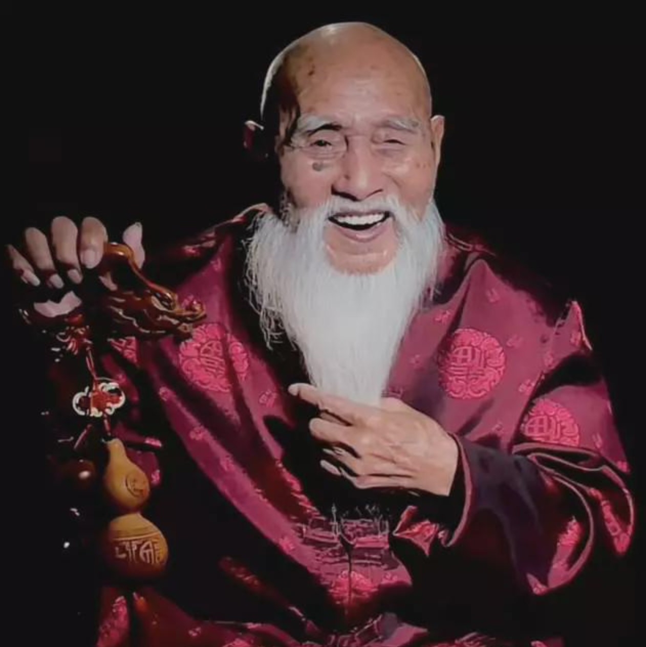 「仙翁爺爺」孟憲來生前喜歡喝自家釀的白酒。網絡圖片