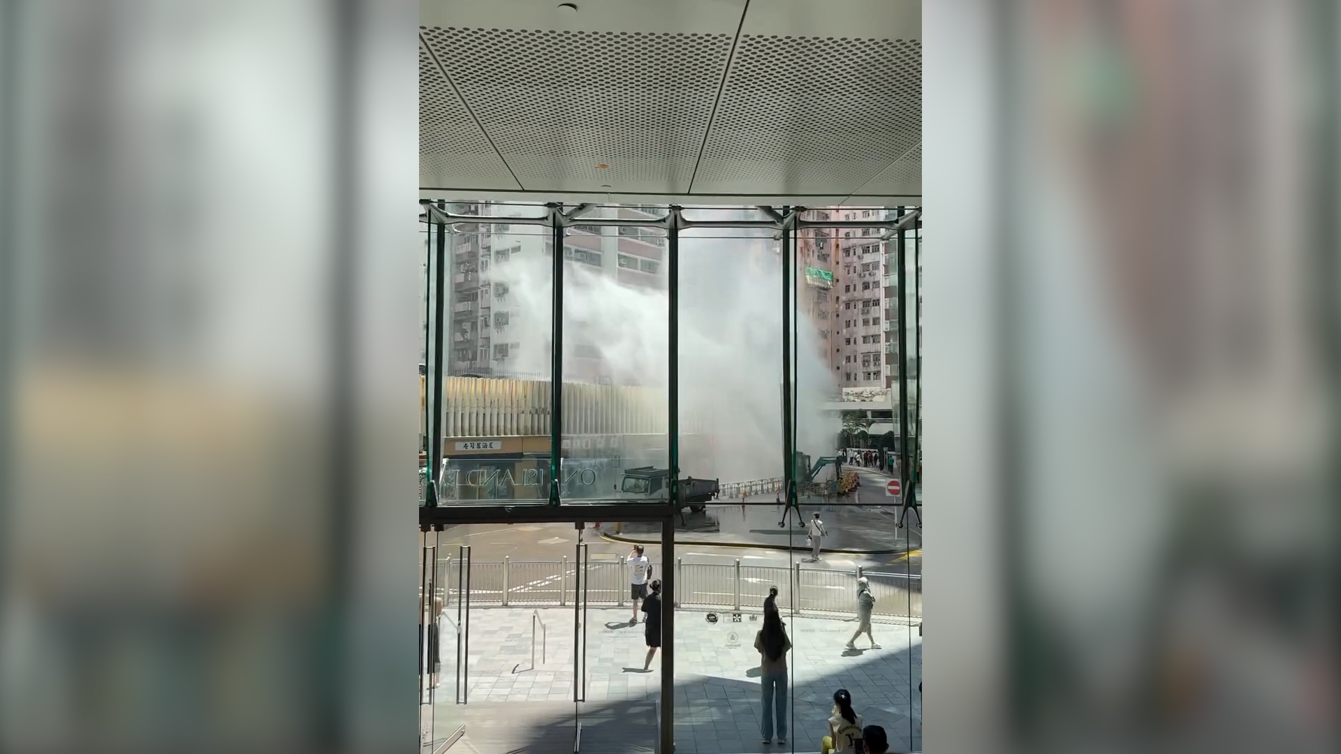 鰂魚涌工地爆水管噴射逾10米高　水柱波及鄰近食肆