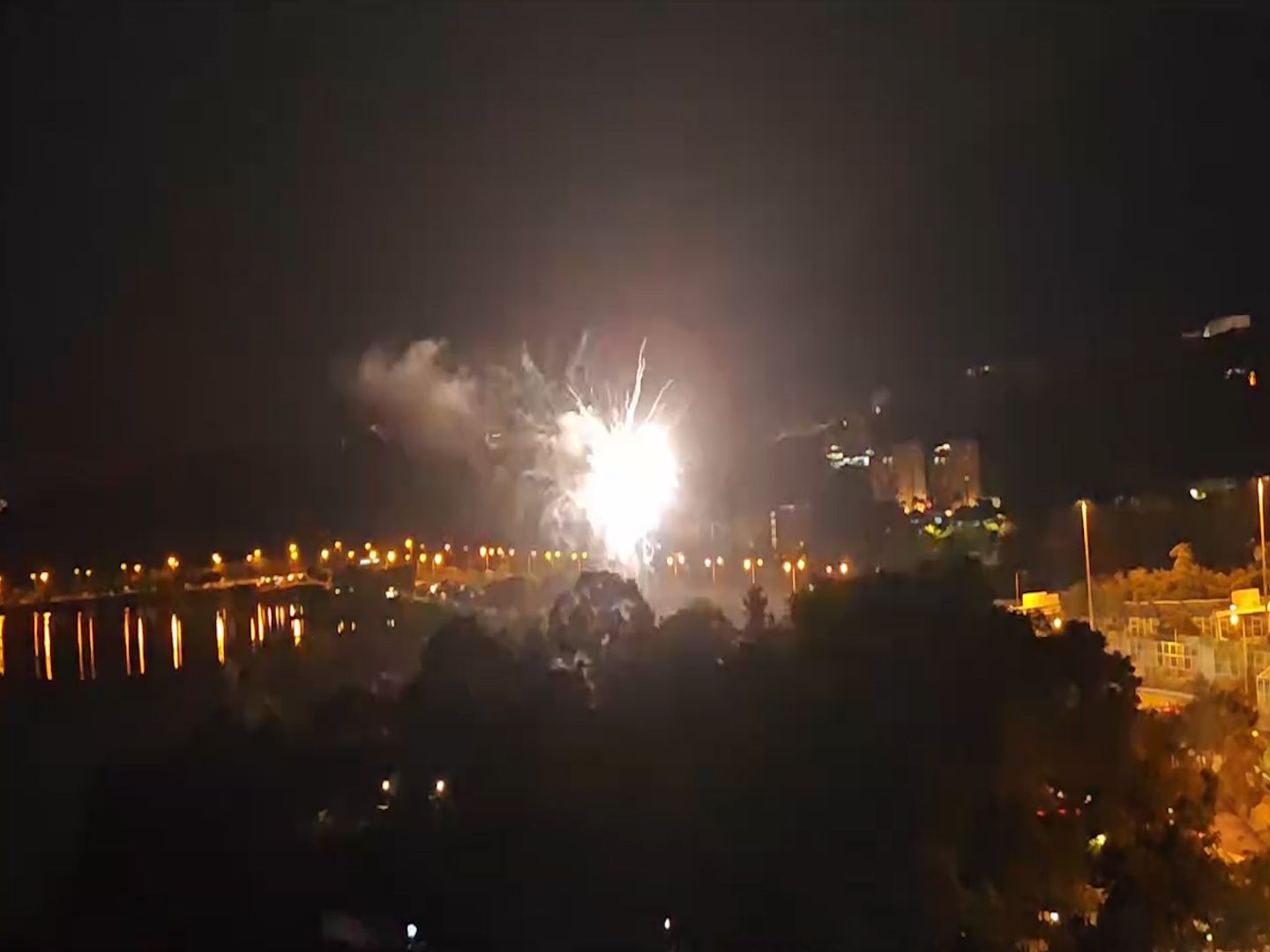 吐露港現「民間煙花匯演」賀蛇年