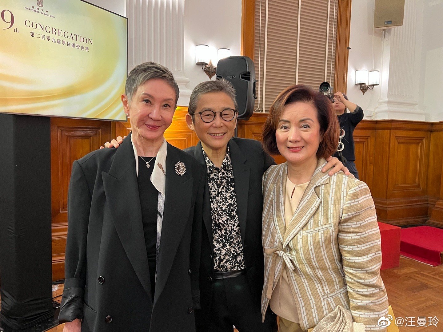 息影女星汪玲（右一）