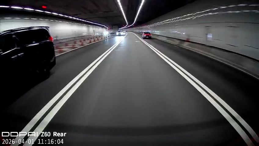 涉事的士原本正在畫面最右面的行車線行駛，其後突然橫跨兩條行車線，駛至畫面左方，並追撞一輛七人車的車尾。（報料觀眾影片截圖）