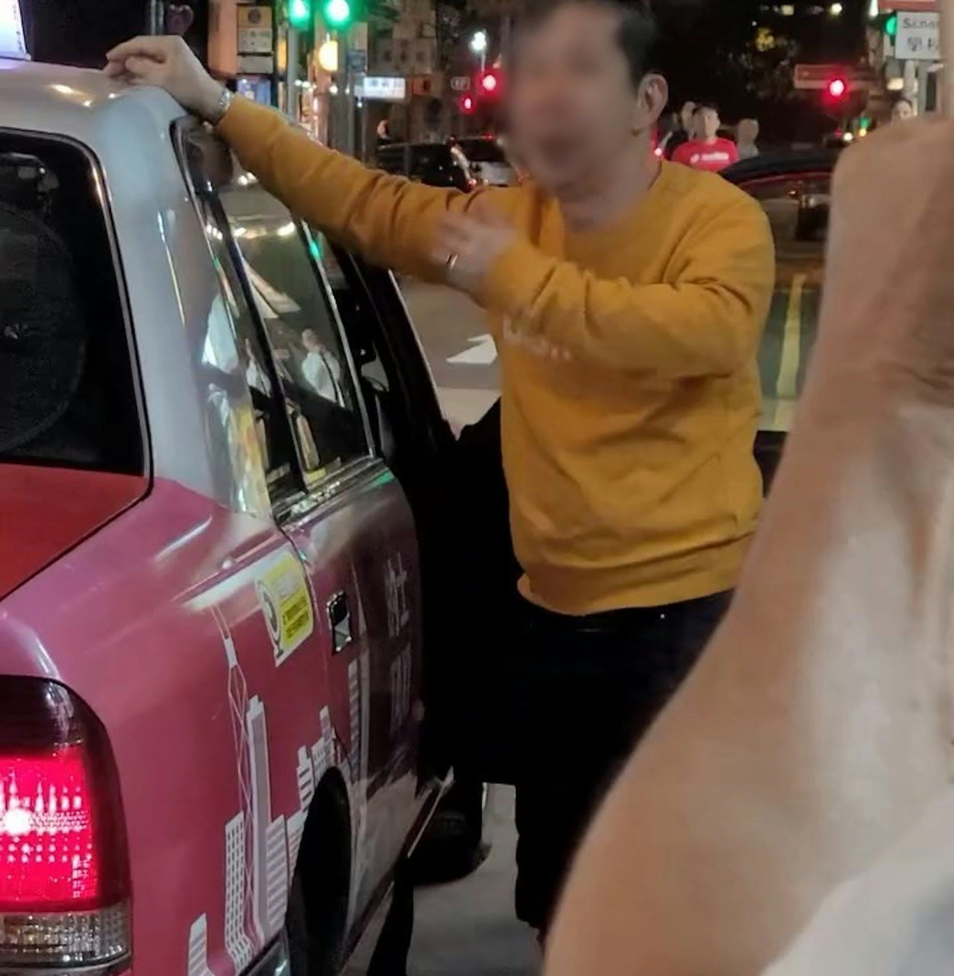 旺角MMA｜的士司機與途人打鬥拳來拳往