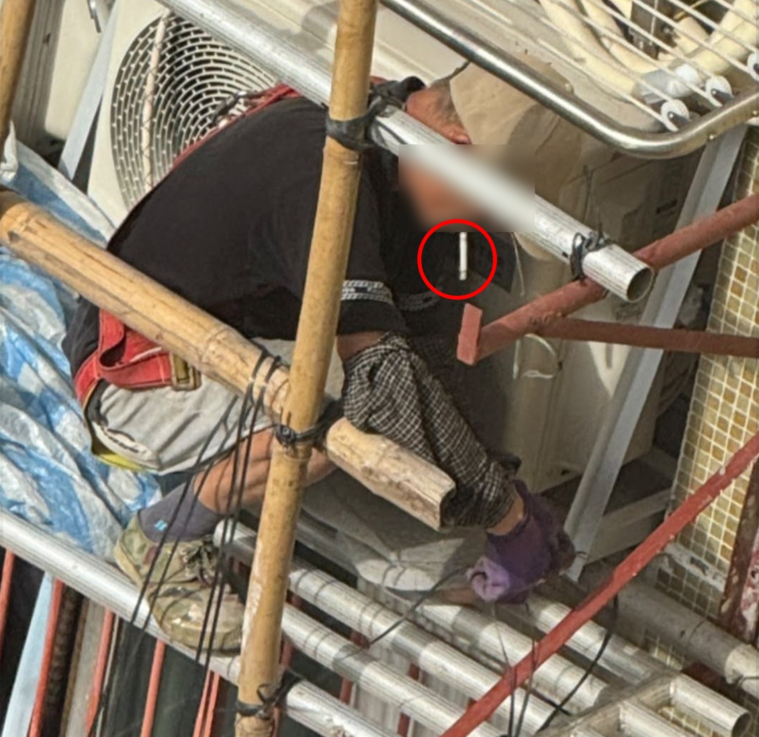 東張西望報料｜竹園邨男工疑棚架上吸煙開工　「血的教訓」後仍照食煙　街坊質疑罔顧安全 （FB@黃大仙區友(黃大仙，新蒲崗，鑽石山，慈雲山......)）